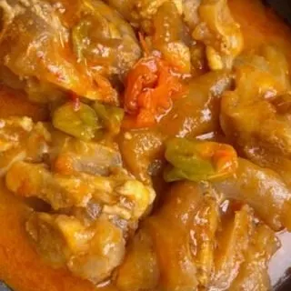 Riz sauce graine avec pattes de bœuf