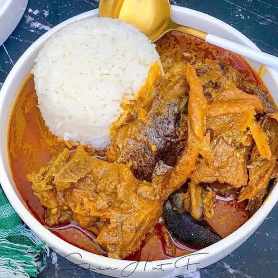 Riz sauce graine avec viande de bœuf